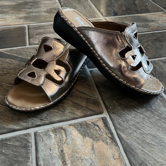 Metallic Sandals Size 9 - Picture 3 of 7